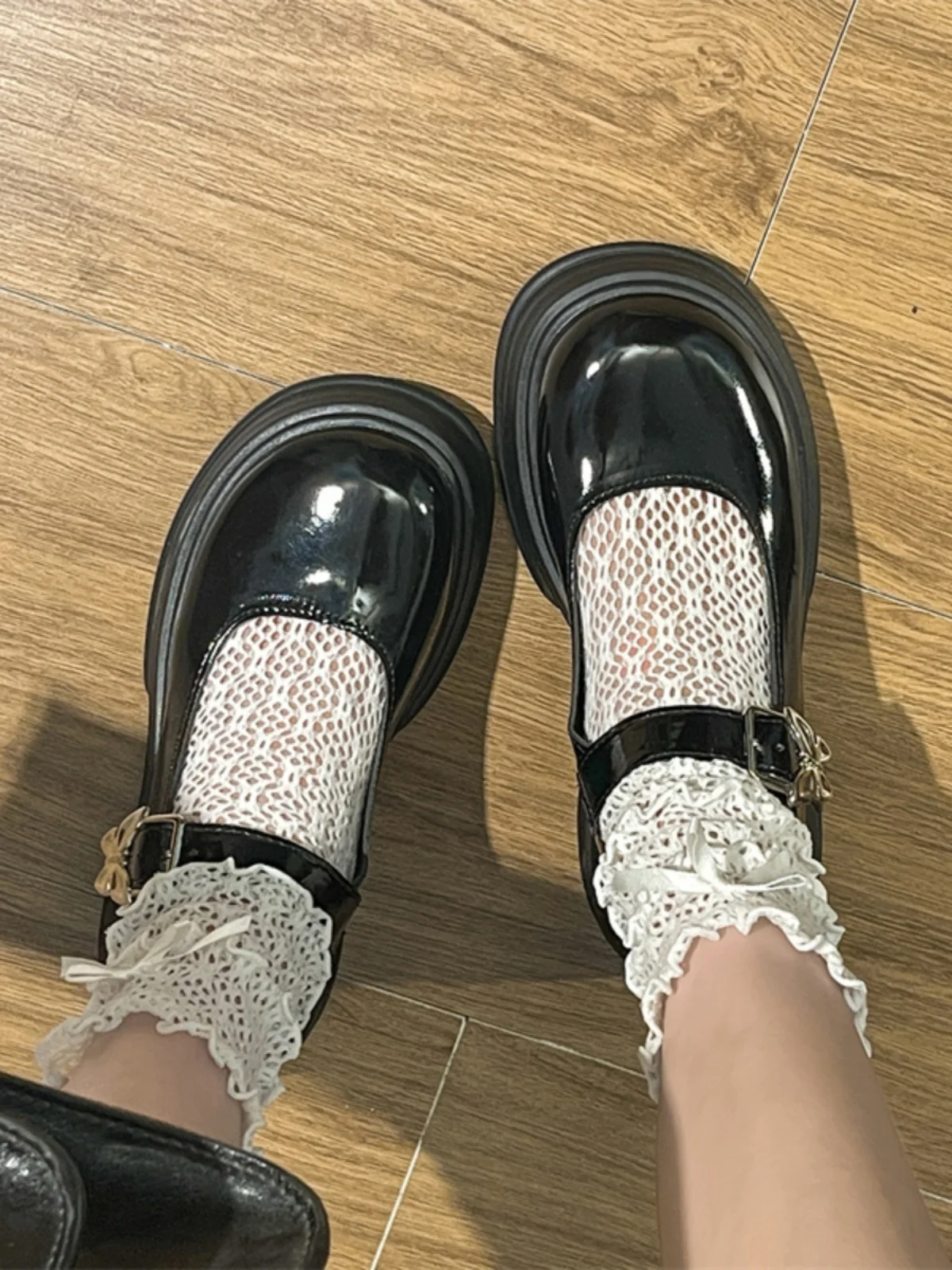 נשים דרבי נעליים להחליק על דירות שחורה הנשית הנעלה בוהן עגול רדוד הפה נעליים עם פרווה סתיו בסגנון בריטי קליל Snea