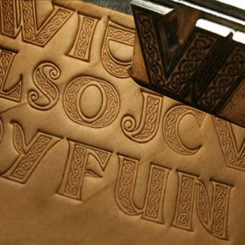 סלטיק סגנון La Táne תרבות סט שלם של 26 מכתב תבניות ביד העבודה עיצוב ייחודי עור כלי עבודה